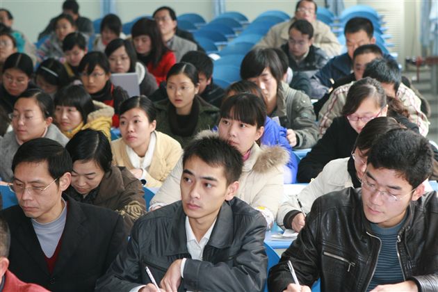 棠湖中学教师认真虚心向专家及献课教师学习（一）