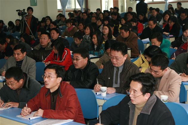 棠湖中学教师认真虚心向专家及献课教师学习（二）