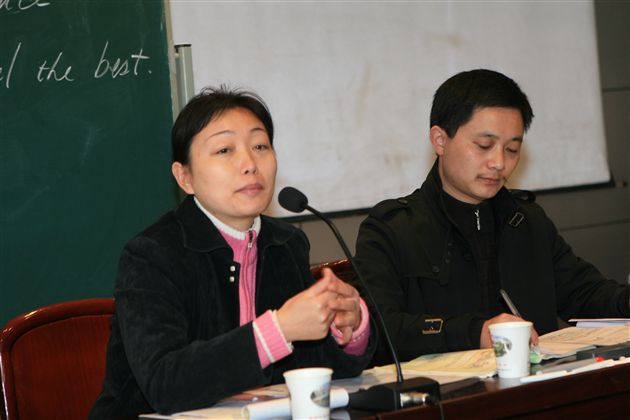 市教科所专家钟琳老师（左）到会指导