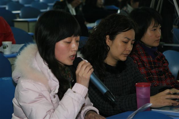 听课教师积极评课（一）