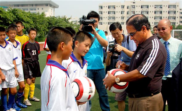 亚足联秘书长维拉潘为棠外男子足球队员签名留念