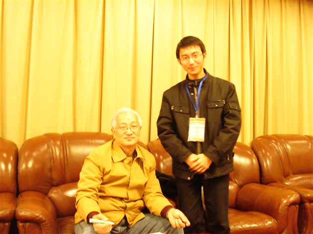 中央教科所汉字文化教研中心主任戴汝潜（左）