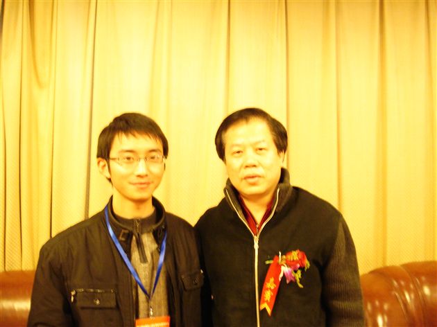 《教育文摘报》社社长蒋峰（右）