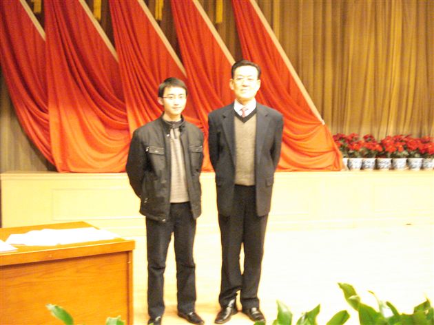 《教育科研》杂志社主编王金重（右）