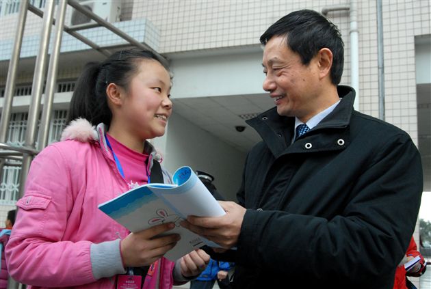 省教育厅厅长涂文涛为代表团学生签名留念