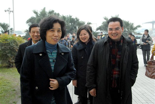 双流县教育局局长贾兆余(右）向陈小娅部长介绍双流教育