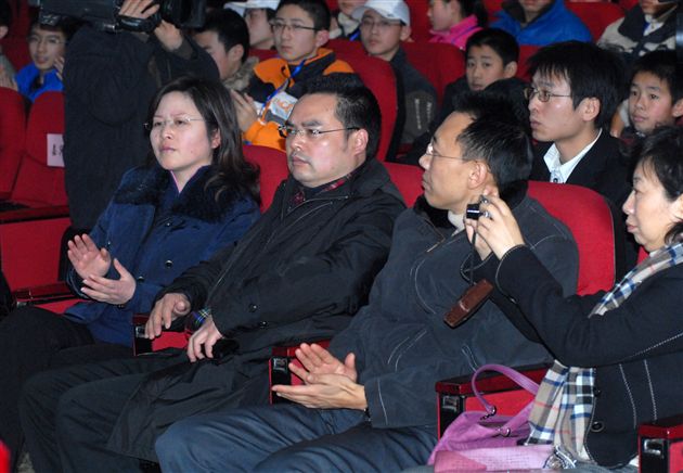 双流县副县长甘立军(左一)和教育局局长贾兆余(左二)