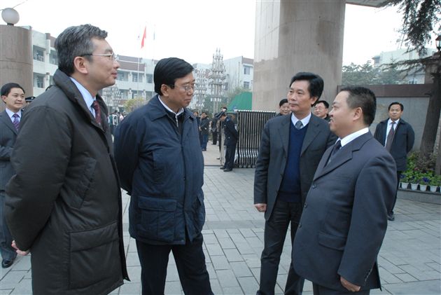 棠湖中学熊伟校长向省、市、县各级领导汇报工作