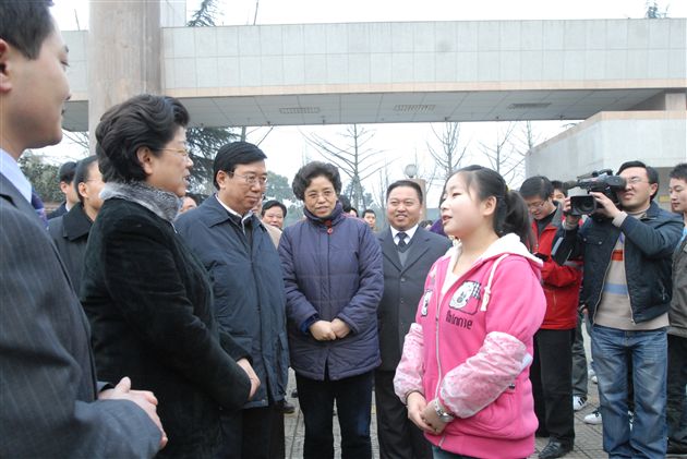 零班学生代表刘巧玲向“陈奶奶”表决心