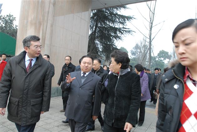 棠湖中学熊伟校长向陈至立委员长汇报零班学生学习、生活状况