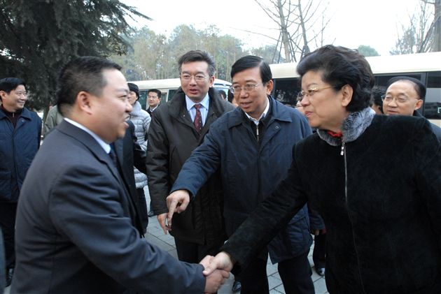 成都市委书记李春诚向全国人大常委会副委员长、全国妇联主席陈至立介绍棠湖中学校长熊伟</p><p>　　