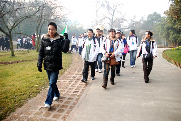 地震灾区学生赴菲律宾访问团参观成都大熊猫基地(一)
