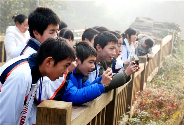 地震灾区学生赴菲律宾访问团参观成都大熊猫基地(二)