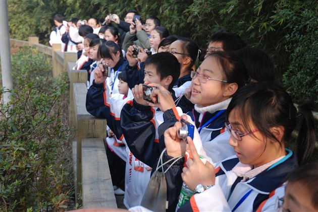 地震灾区学生赴菲律宾访问团参观成都大熊猫基地(三)
