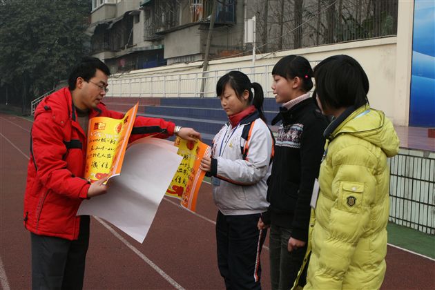 德育处副主任叶超为学生颁奖