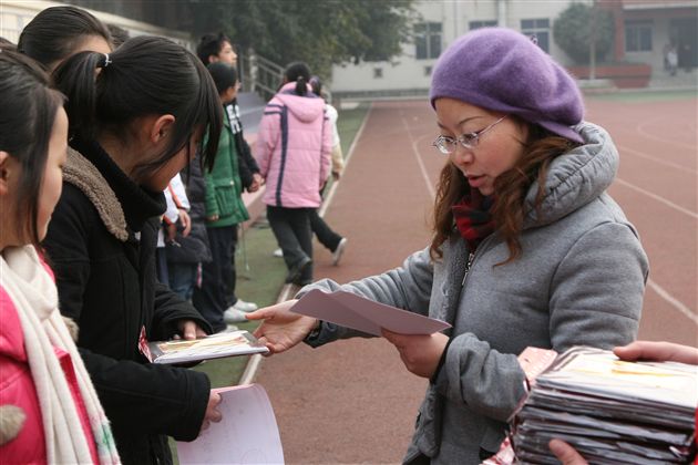 年级组长彭燕为获奖学生颁奖