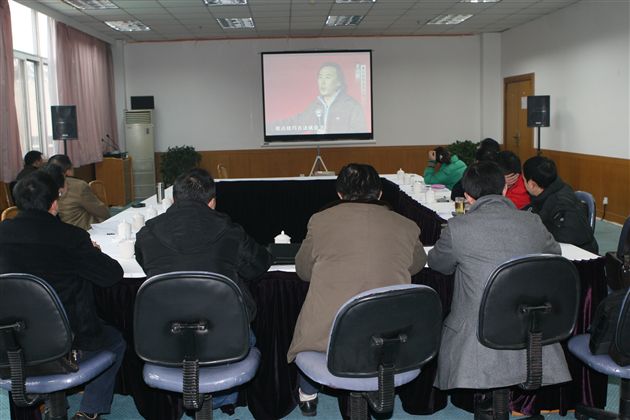 全体行政认真学习专家讲座</p><p>　　