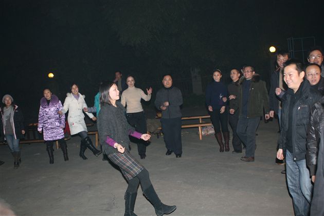 李昕老师教大家跳锅庄舞