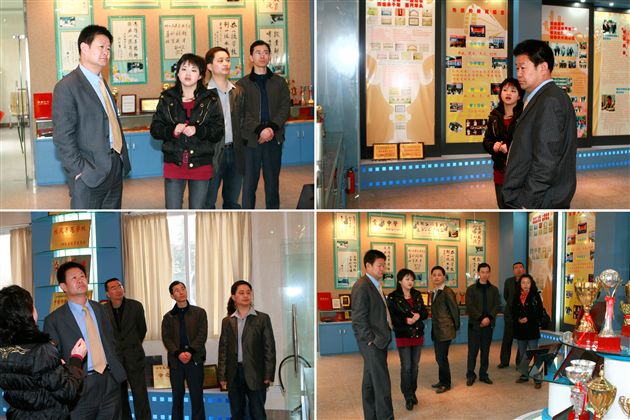 王金站老师参观棠湖中学校史陈列室