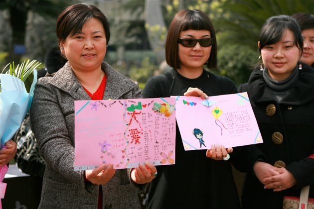 零班同学向爱心企业家赠送的卡片