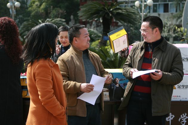 县教育局局长贾兆余同志与熊伟校长亲切交谈