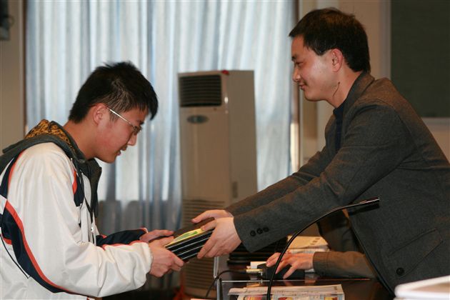 熊波主任为棠湖文学社副社长谭智通同学颁发荣誉证书及奖品