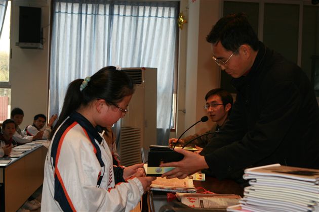 刘团章老师为撰写“棠中校园新闻”的同学颁奖