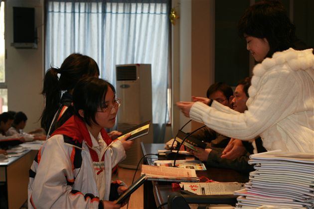 《春晓》杂志副主编胥华老师为获奖同学颁奖