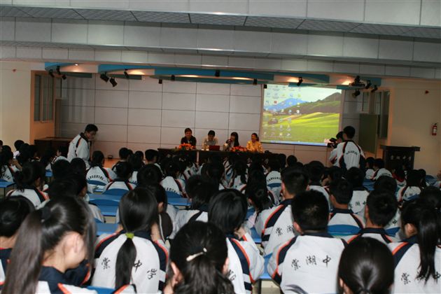 川大学生社团联合会权益部部长、英语协会会长高梦洁作交流