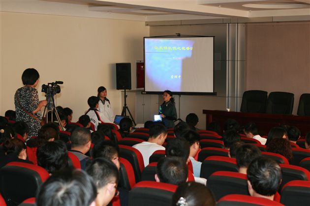 黄明丽老师作主题班会课展示——“文明礼仪满校园”