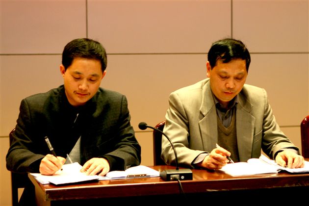 与会人员认真听取动员报告（一）