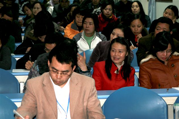 与会人员认真听取动员报告（二）