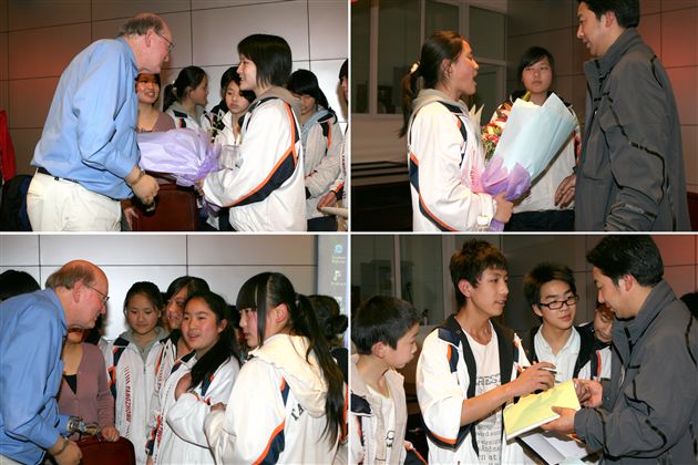 献鲜花以示欢迎，索签名且作纪念