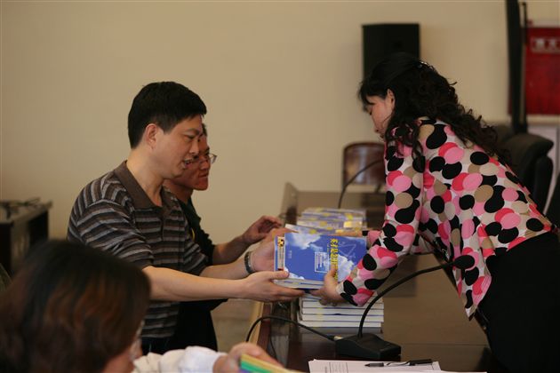 学生处朱玉彬主任发放《英才是怎样造就的》