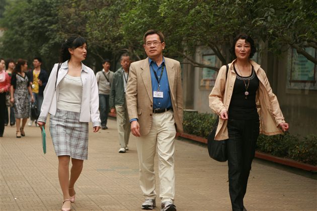 香港民建联友人到棠中看望零班学生