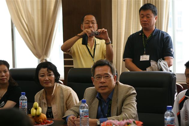 香港民建联友人与零班同学亲切交谈