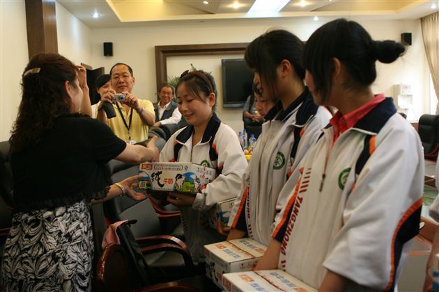 香港民建联友人向零班同学赠送牛奶（二）