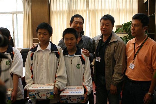 香港民建联友人向零班同学赠送牛奶（一）