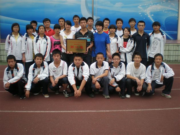 棠湖中学田径队队员合影