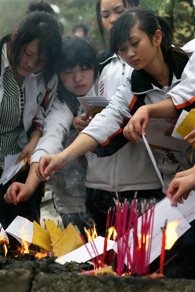 棠湖中学零班学生回北川祭奠5·12遇难亲人（三）