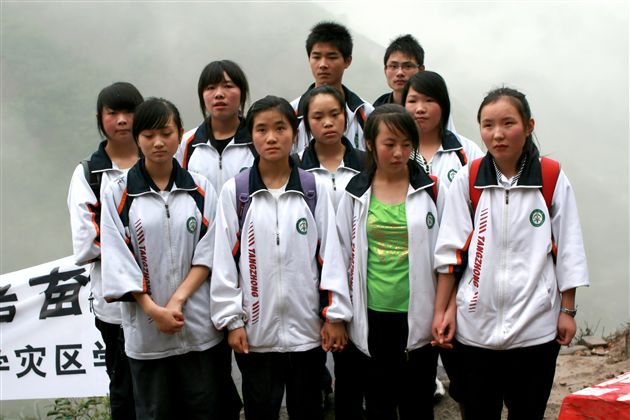 棠湖中学零班学生回北川祭奠5·12遇难亲人（七）