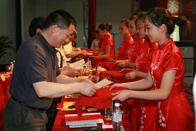 与会领导为获奖教师颁奖（一）