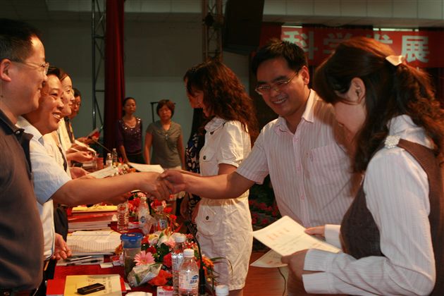 与会领导为获奖教师颁奖（二）