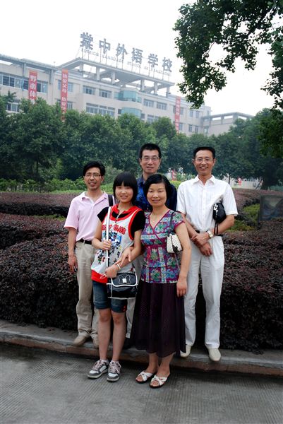 聂婉舒一家和理化老师在一起