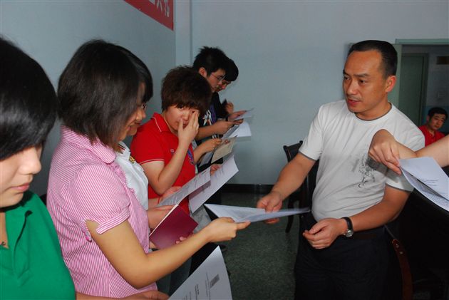 任课教师为学生颁发毕业证书