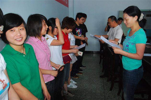 国际交流中心主任曾梁一为毕业生颁发大学录取通知书