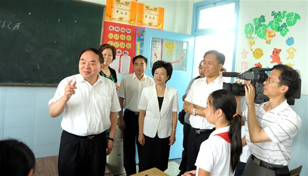 周济部长勉励同学们好好学习,奋发图强