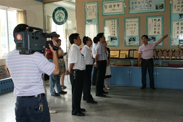 眉山市洪雅县党政领导团一行莅临棠湖中学考察（三）