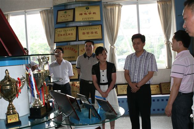 眉山市洪雅县党政领导团一行莅临棠湖中学考察（四）