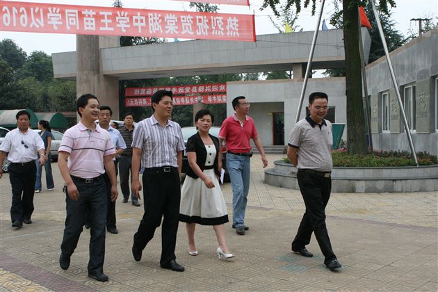 眉山市洪雅县党政领导团一行莅临棠湖中学考察（五）